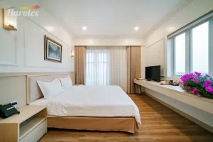 Không gian phòng ngủ tại White Palace Lam Sơn kết hợp hài hòa giữa gam màu trắng, nội thất gỗ và ánh sáng tự nhiên.