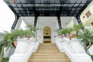 Khu vực lối vào Khách sạn White Palace Lam Sơn nổi bật với gam màu trắng sang trọng và kiến trúc tinh tế.