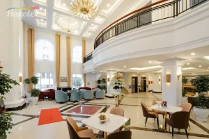 Sảnh khách sạn White Palace Lam Sơn gây ấn tượng với không gian rộng, gam màu trắng chủ đạo và thiết kế sang trọng.